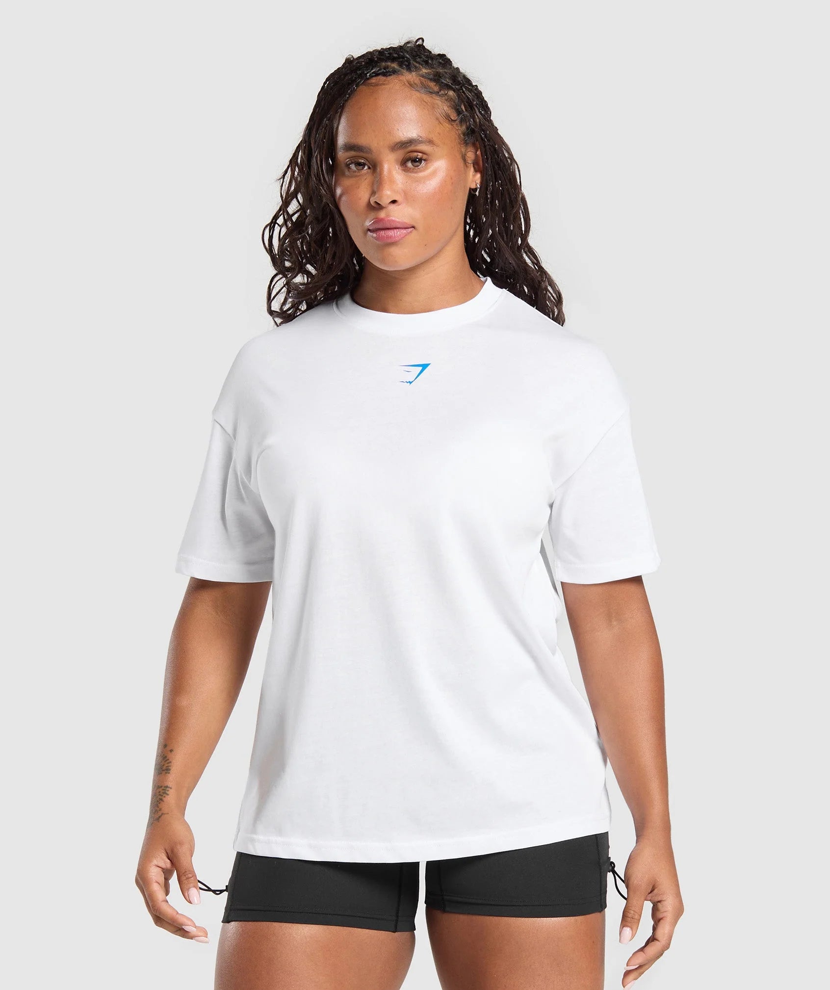 GymsharkPowerOversizedT-ShirtGSWhiteGSBarbellBlueB4A7O-WDJ8-1270-0196_13c25429-1b79-4bd3-b30f-f17365a5b6b5_3840x_jpg.webp