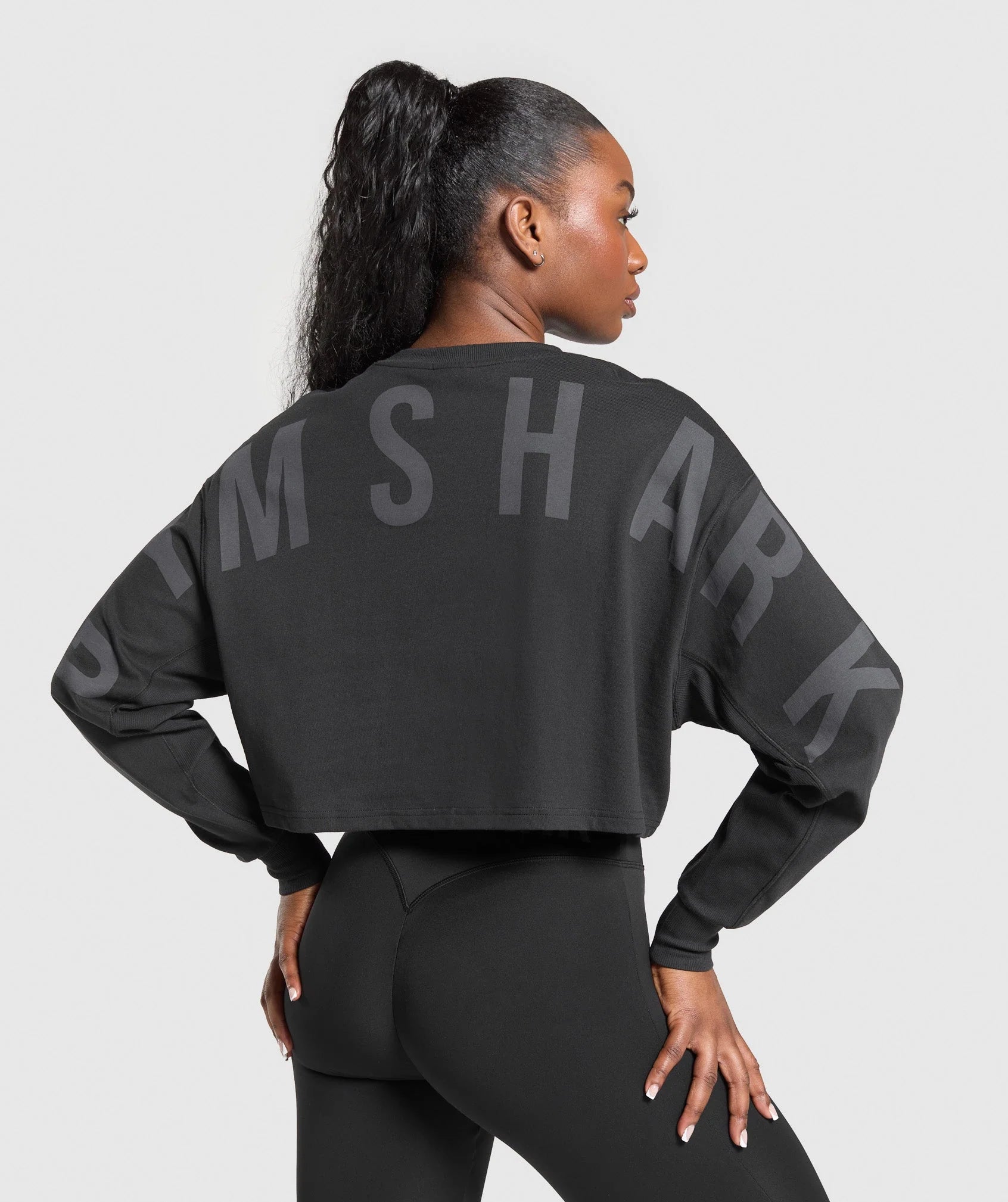 GymsharkWordmarkGraphicLongSleeveTopGSBlackB2C8U-BB2J-0151-0032_52988b76-51ea-4222-95d5-4a757676d2a4_2048x_jpg.webp