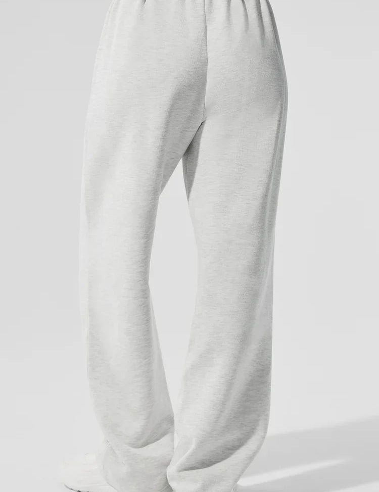 MODEL 5"10 WEARING S