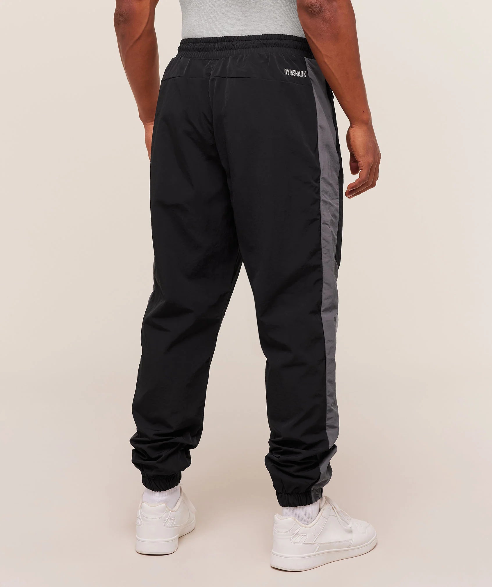 images-RetroTrackPantsGSBlackGSDarkGreyGSSmokeyGreyA4A9W_BCTS_1064_V1a_3840x_jpg.webp